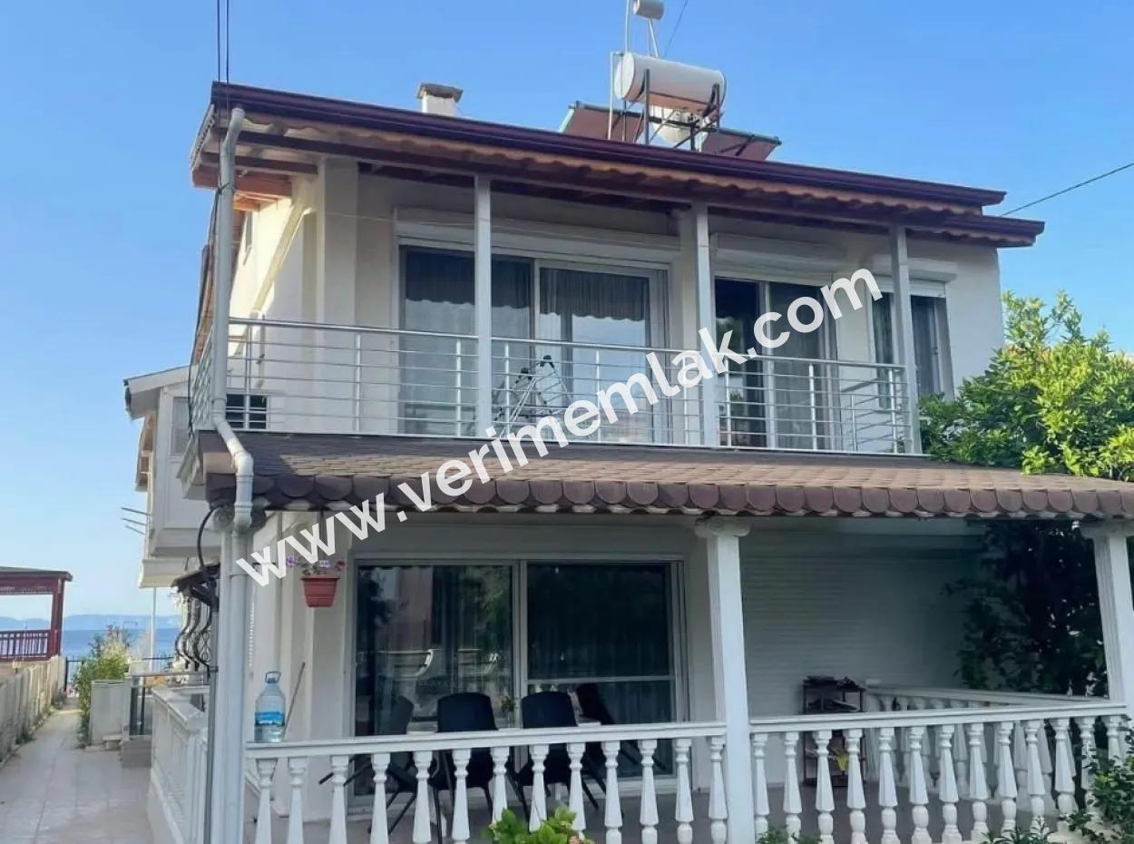Özdere'de Sahile Sıfır Konumda Geniş Bahçeli Villa