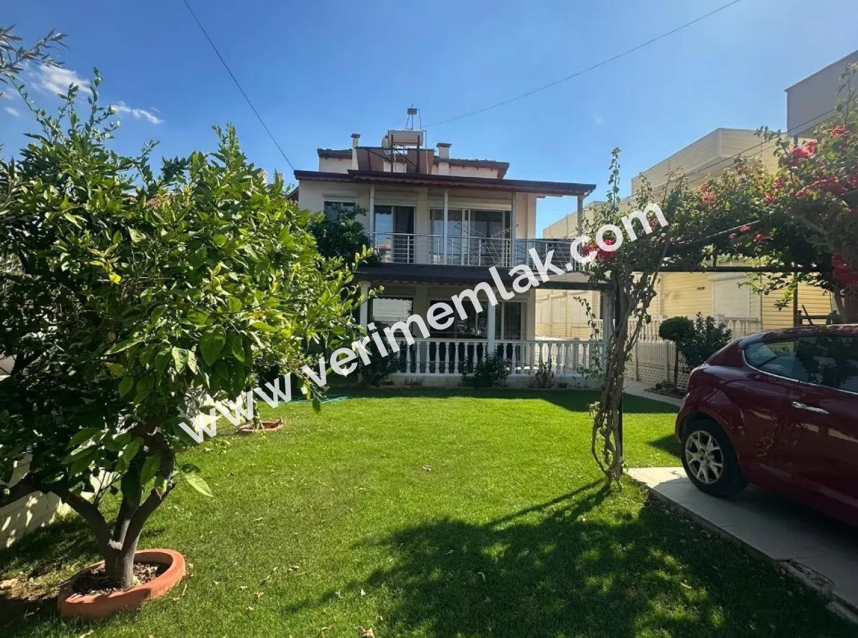 Özdere'de Sahile Sıfır Konumda Geniş Bahçeli Villa