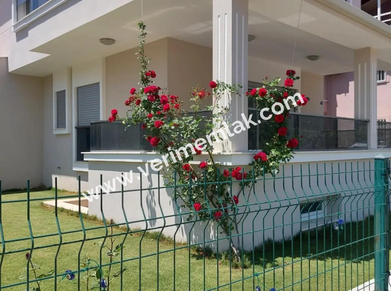 Özdere'de Denize Yakın Doğa Ve Deniz Manzaralı Satılık 6+1 Villa