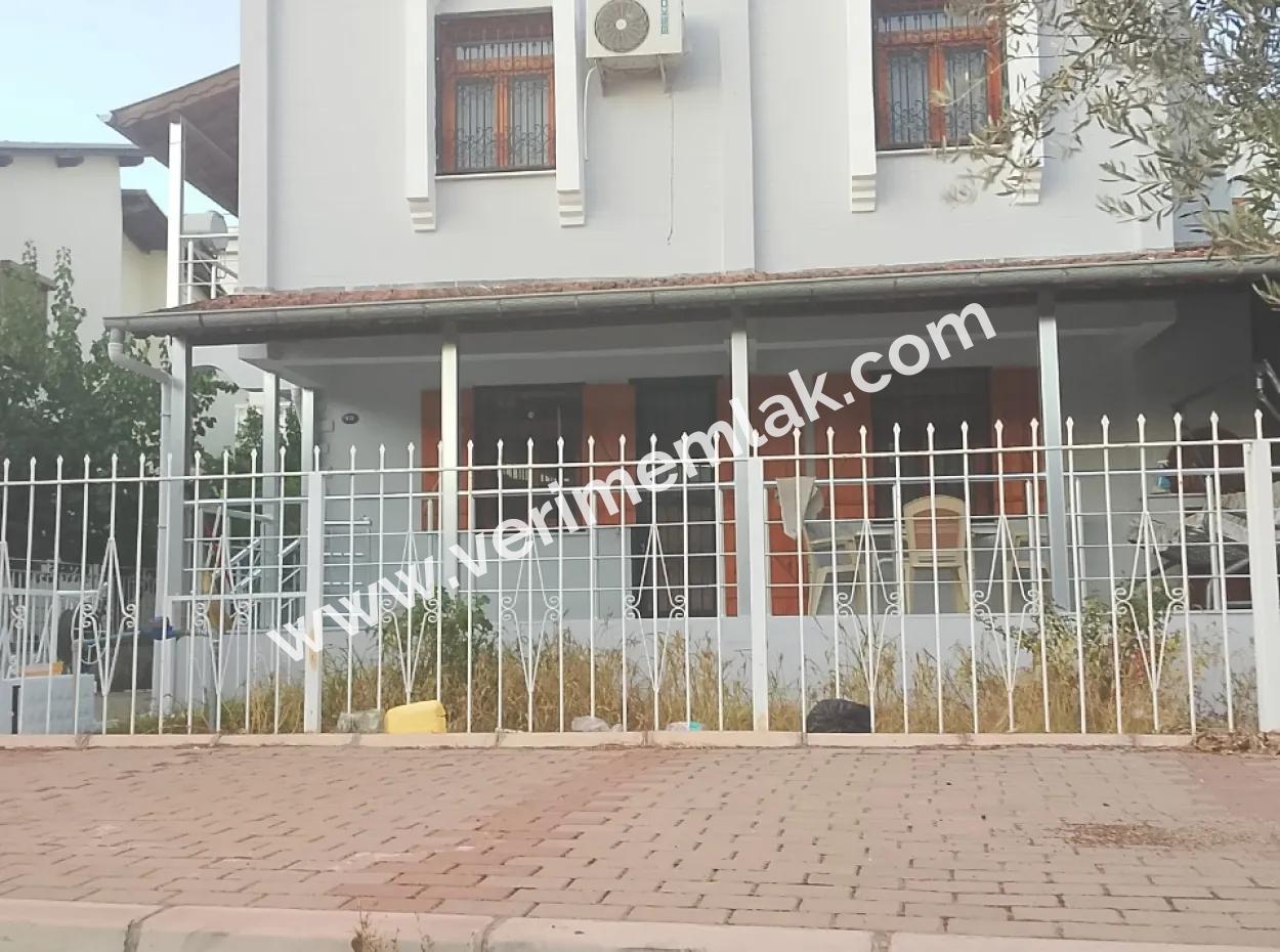 Seferihisar Ürkmez Merkezi Konumda Deniz Tarafında Denize 50M Satılık 3+1 Villa
