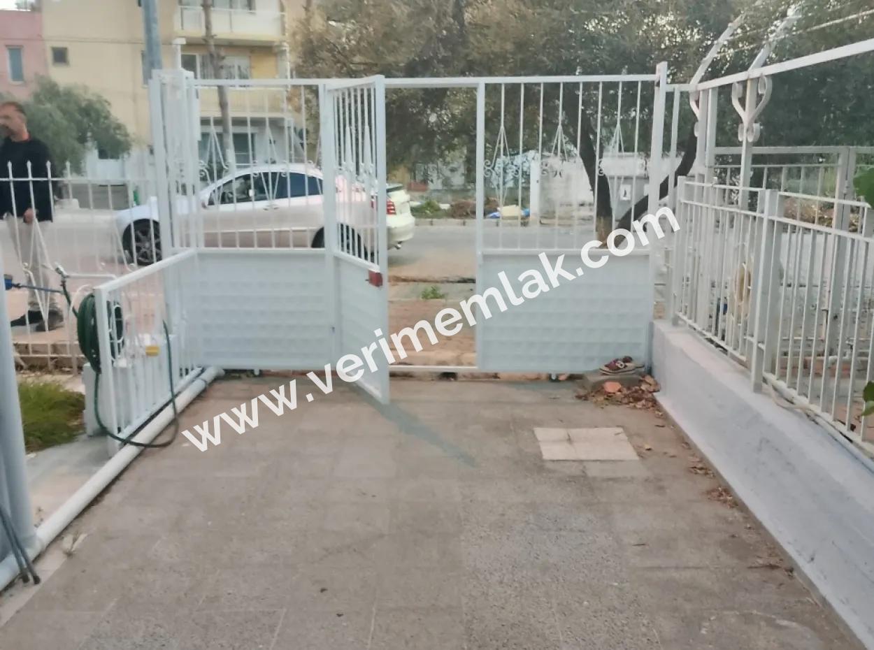 Seferihisar Ürkmez Merkezi Konumda Deniz Tarafında Denize 50M Satılık 3+1 Villa