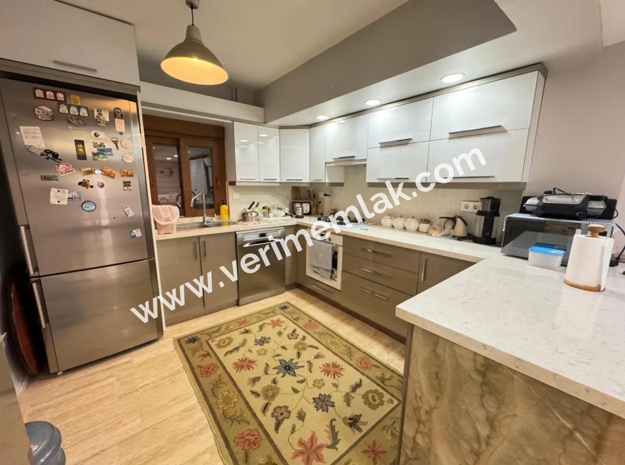 Gümüldür De Denize 50Mt Eşyalı Geneş Bahçeli Satılık 5+1 Villa