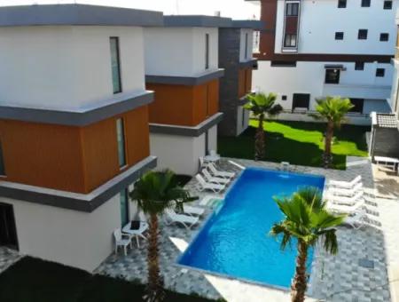 Ürkmez De Mustakil Havuzlu Ultra Lüks Deniz Tarafında Satılık 3+1 Villa