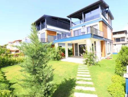 Ürkmez De Büyükbahçeli Mustakil Denize Sıfır Full Manzaralı Lükx Satılık 4+1 Villa