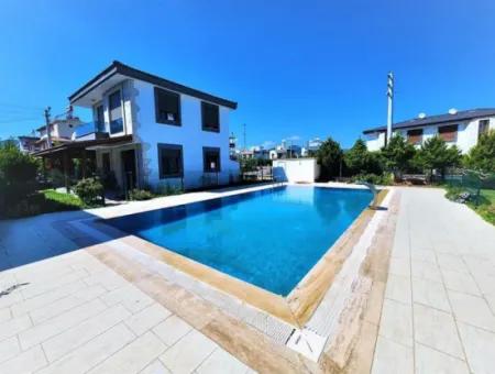 Doğanbey De Mustakil Havuzlu Site İçerisinde Satılık 3+1 Villa