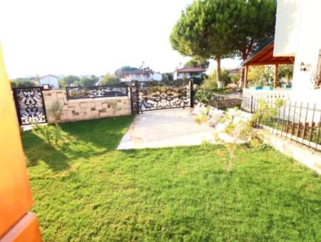 Ürkmez De Deniz Tarafında Mustakil Geniş Bahçeli Satılık 3+1 Villa