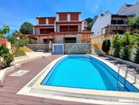 Doğanbey De Deniz Tarafında Mustakil Satılık Havuzlu Lükx 4+1 Villa