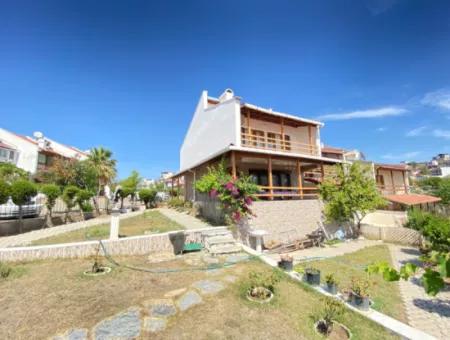 Doğanbey De Deniz Tarafınde Full Deniz Manzaralı Geniş Bahçeli Satılık 3+1 Villa