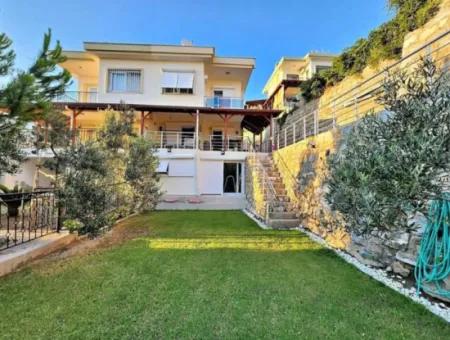 Doğanbey De Deniz Tarafında Mustakil Geniş Bahçeli Satılık 5+2 Villa