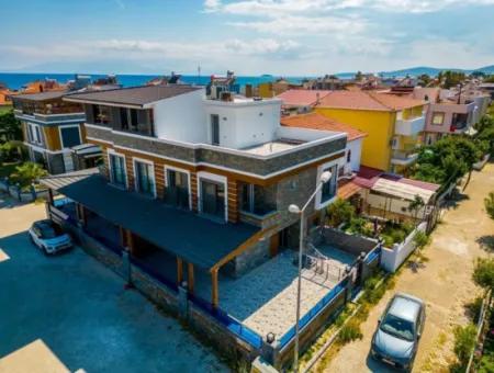 Ürkmez Denize 20 Metre Mesafede Deniz Manzaralı Yerden Isıtmalı Satılık 3+1 Villa