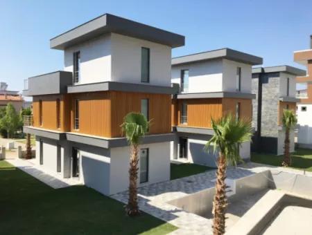 Ürkmez De Mustakil Havuzlu Ultra Lüks Deniz Tarafında Satılık 3+1 Villa