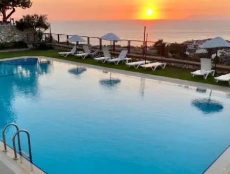 Doğanbey De Full Deniz Manzaralı Havuzlu Siteiçi Satılık 3+1 Villa