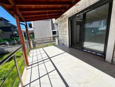 Doğanbey De Mustakil Denize Yakın Bahçeli Satılık 3+1 Villa