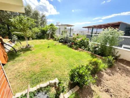 Ürkmez De Mustakil Geneiş Bahçeli Lüks Satılık 3+2 Villa