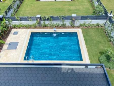 Gümüldürde Tek Mustakil Yüzme Havuzu Yerden Isıtma Lüx Satılık 4+1 Villa