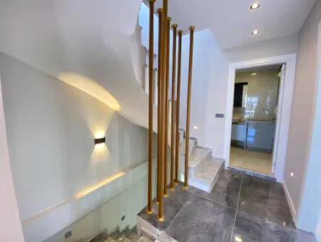 Doğanbeyde Geniş Bahçeli Ultra Lüks Satılık 3+1 Villa