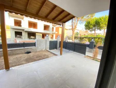 Doğanbey De Deniz Cok Yakın Mustakil Bahçeli Satılık 4+1 Villa