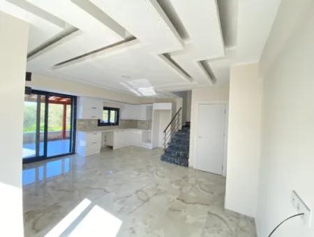Doğanbey De Tek Mustakil Havuzlu Geniş Bahçeli Satılık 3+1 Villa