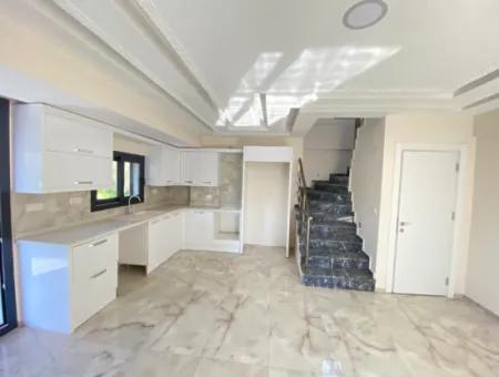 Doğanbey De Tek Mustakil Havuzlu Geniş Bahçeli Satılık 3+1 Villa