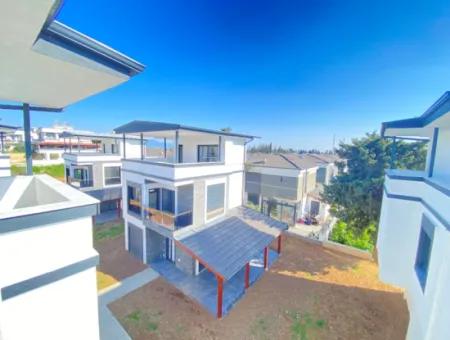 Doğanbey De Tek Mustakil Havuzlu Geniş Bahçeli Satılık 3+1 Villa