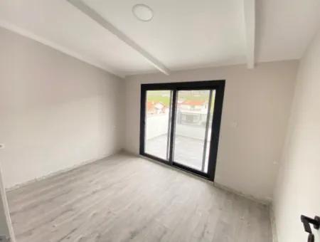 Denize 400 M Çarşıya Merkeze Çok Yakın Satılık 6+1 Villa