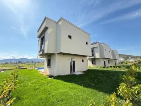 Doğanbey De Yerden Isıtma Havuzlu Satılık 3+1 Villa