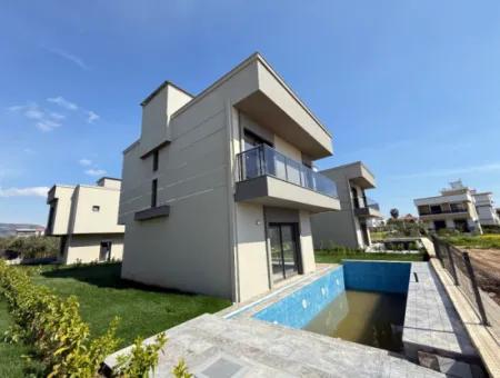 Doğanbey De Yerden Isıtma Havuzlu Satılık 3+1 Villa
