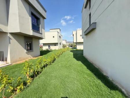 Doğanbey De Yerden Isıtma Havuzlu Satılık 3+1 Villa