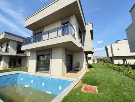 Doğanbey De Yerden Isıtma Havuzlu Satılık 3+1 Villa