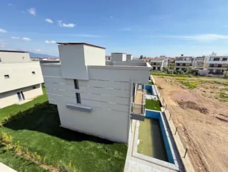 Doğanbey De Yerden Isıtma Havuzlu Satılık 3+1 Villa