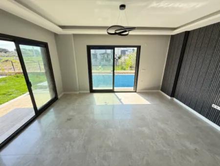 Doğanbey De Yerden Isıtma Havuzlu Satılık 3+1 Villa