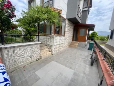 Ürkmez De Deniz Yakın Bahçeli Satılık 3+1 Villa