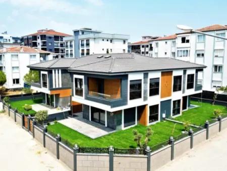 Seferihisar Camikebir De Mustakil Bahçeli Ultra Lükx Satılık 3+1 Villa