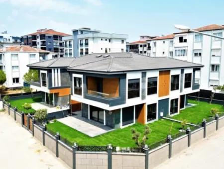 Seferihisar Camikebir De Mustakil Bahçeli Ultra Lükx Satılık 3+1 Villa