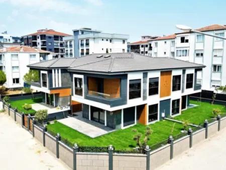 Seferihisar Camikebir De Mustakil Bahçeli Ultra Lükx Satılık 3+1 Villa