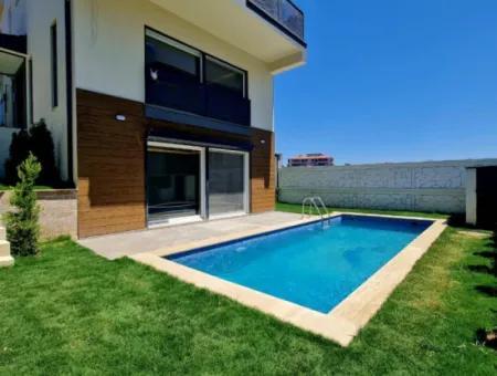 Seferihisar De Havuzlu Yerden Isıtmalı Satılık4+1 Villa