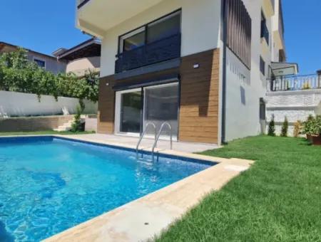 Seferihisar De Havuzlu Yerden Isıtmalı Satılık4+1 Villa