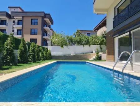 Seferihisar De Havuzlu Yerden Isıtmalı Satılık4+1 Villa