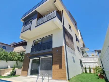 Seferihisar De Havuzlu Yerden Isıtmalı Satılık4+1 Villa