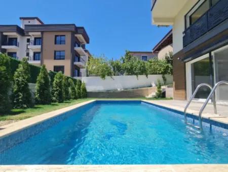 Seferihisar De Havuzlu Yerden Isıtmalı Satılık4+1 Villa