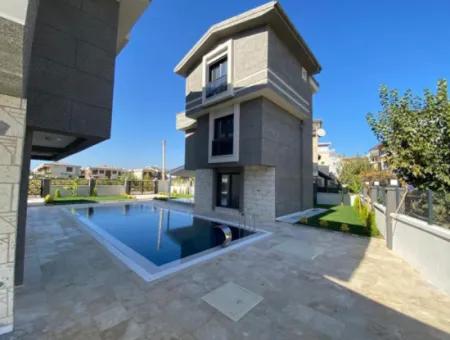 Gümüldür De Denize 50M2 Havuzlu Bahçeli Satılık Yazlık Villa