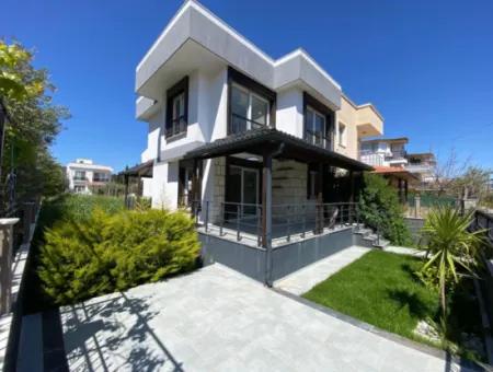 Denize 400 Metre Tek Müstakil Bahçeli Satılık 3+1 Villa
