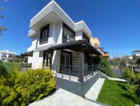 Denize 400 Metre Tek Müstakil Bahçeli Satılık 3+1 Villa