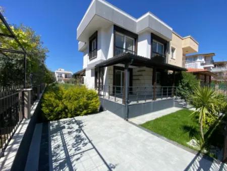 Denize 400 Metre Tek Müstakil Bahçeli Satılık 3+1 Villa