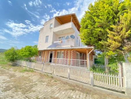 Doğanbey' De Köşe Konumda Geniş Bahçeli Satılık 3+1 Yazlık