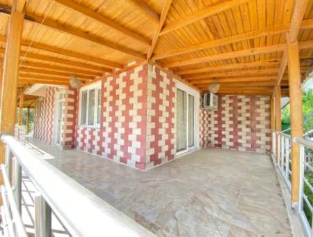 Doğanbey' De Köşe Konumda Geniş Bahçeli Satılık 3+1 Yazlık