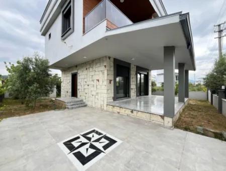 Doğanbey De Tek Müstakil Lükx Satılık 3+1 Villa