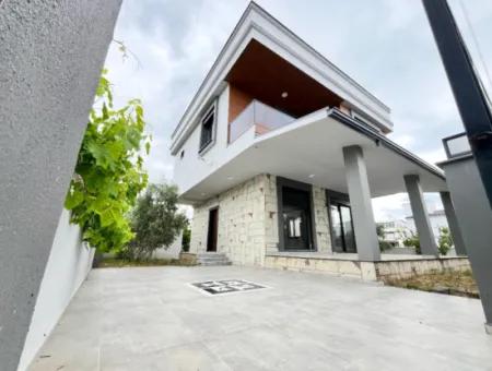 Doğanbey De Tek Müstakil Lükx Satılık 3+1 Villa