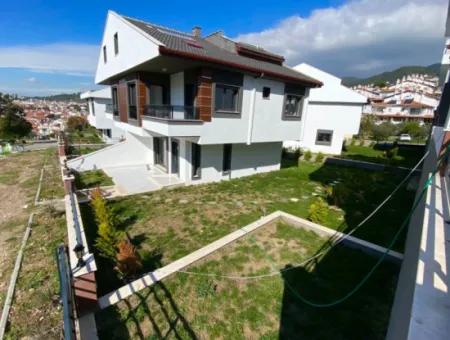 Denize Yakın Manzaralı 4+1 Geniş Bahçeli Otoparklı Villa