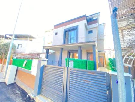Doğanbey De Denize 300M2 Mustakil Bahçeli Satılık 3+1 Villa